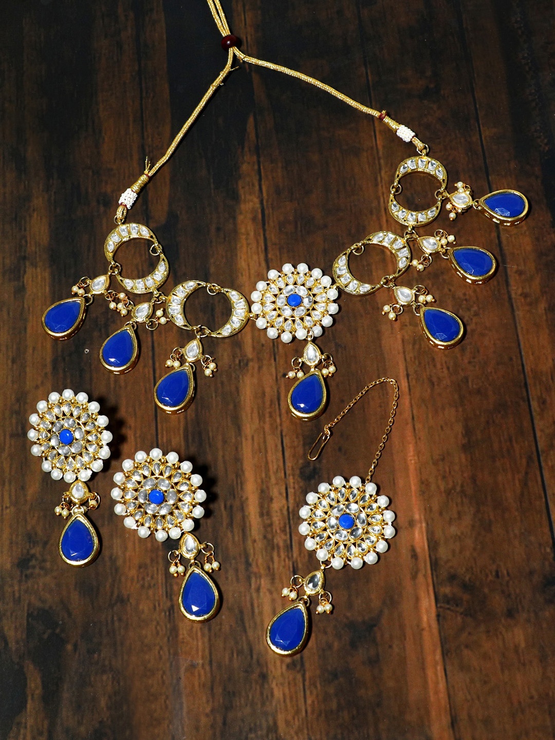 

KARATCART Gold-Plated White & Blue Kundan-Studded & Beaded Handcrafted Jewellery Set