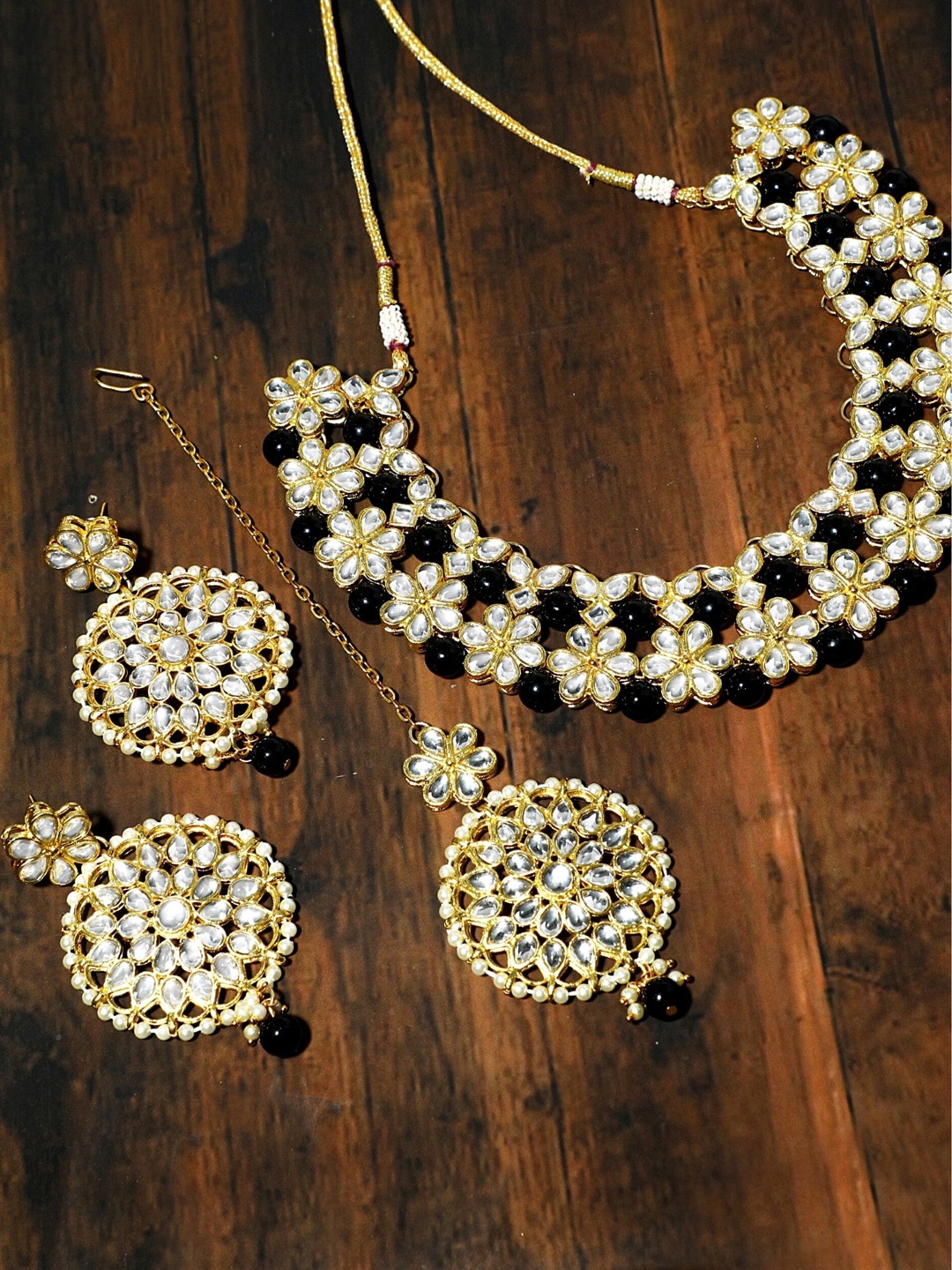 KARATCART Gold-Plated White & Black Kundan-Studded & Beaded Handcrafted Jewellery Set
