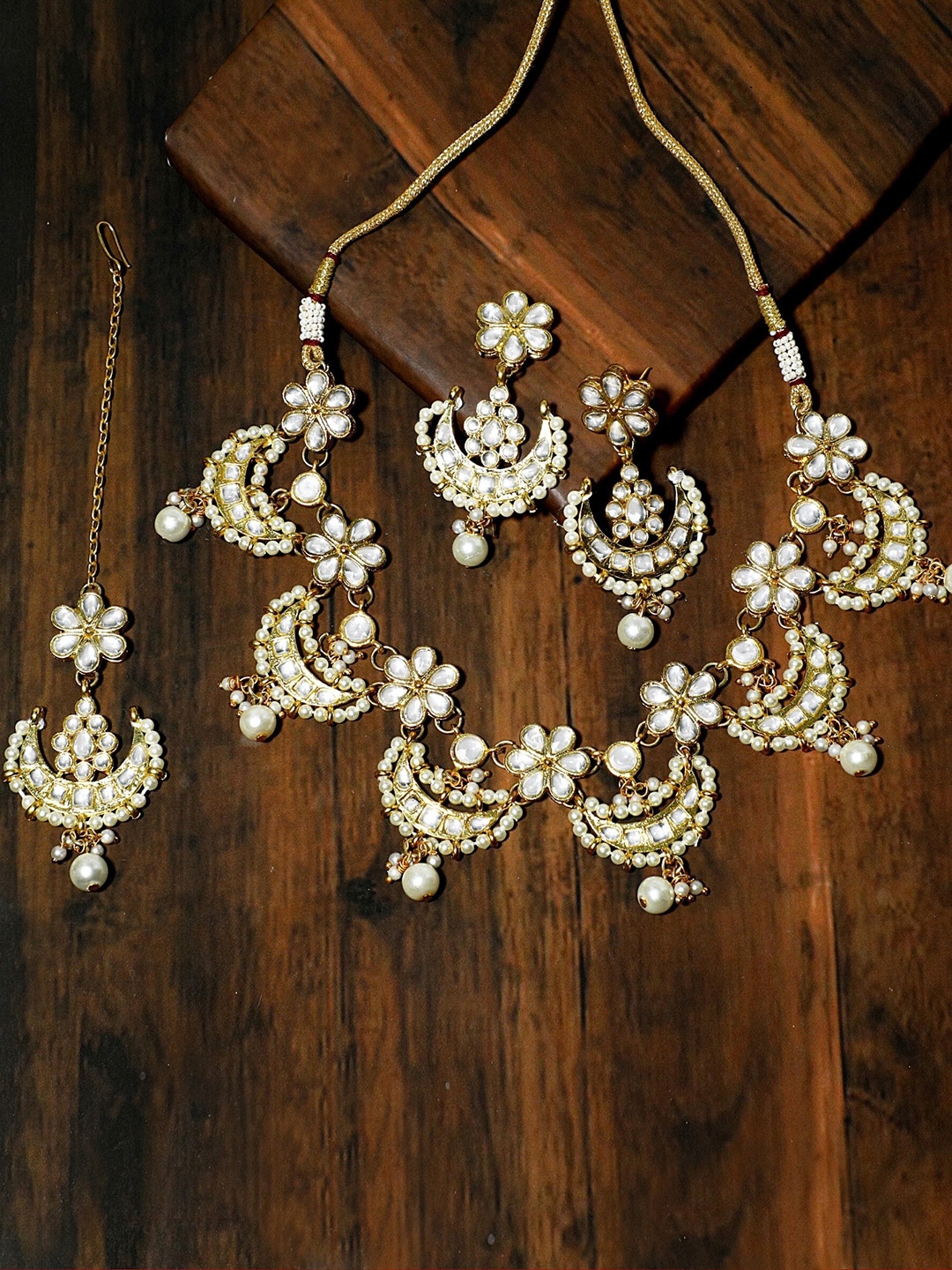 

KARATCART Gold-Plated White Kundan-Studded & Beaded Handcrafted Jewellery Set