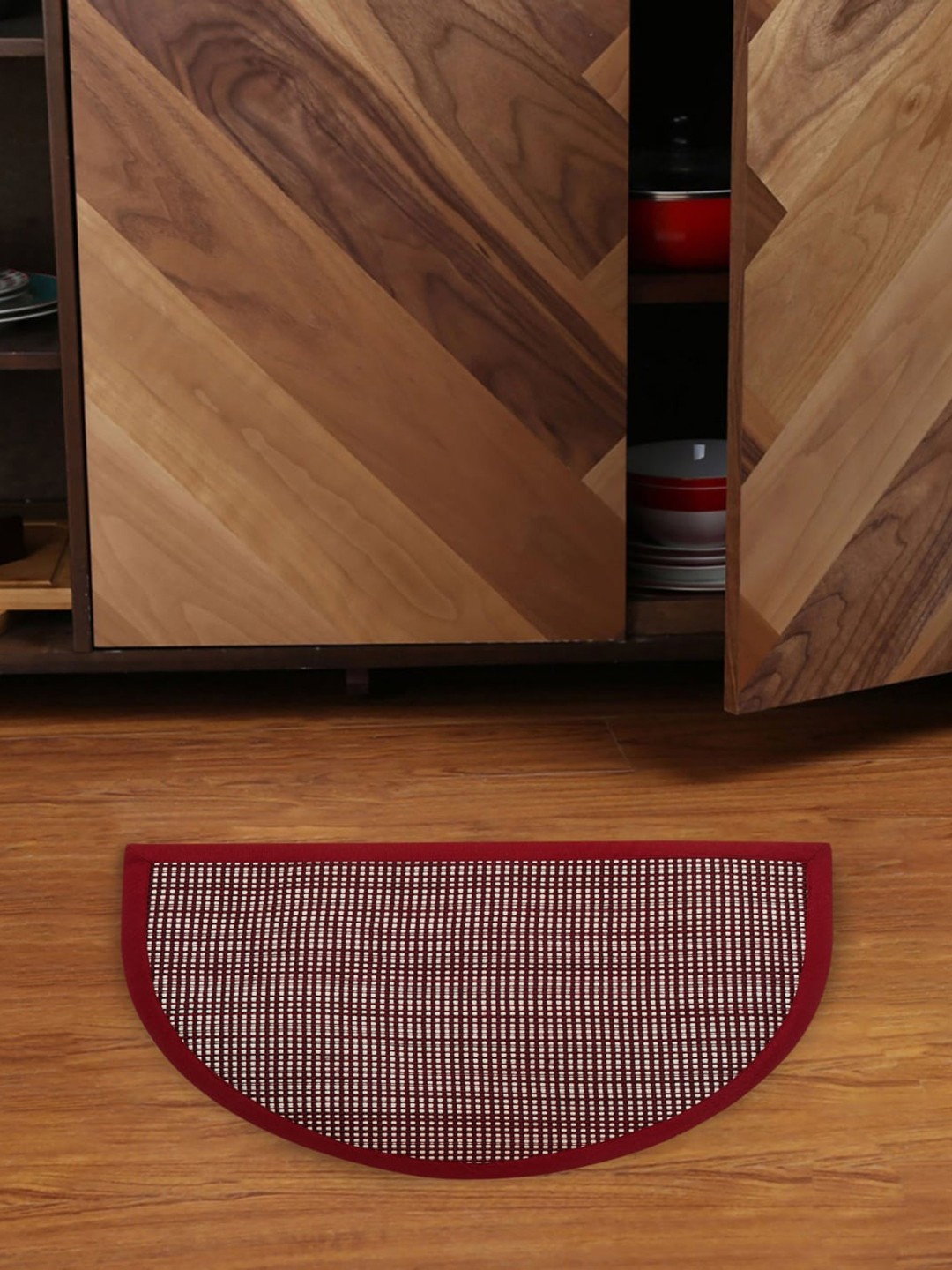 

Home Centre Red & White Geometric Windsor Cloud Textured Foldable Kitchen Rug