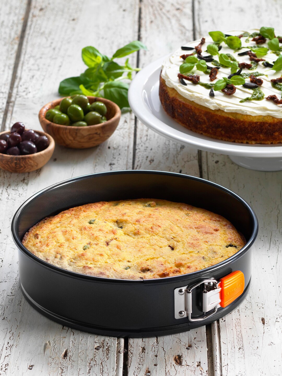 

LE CREUSET Black Solid Springform Round Cake Tin Bakeware