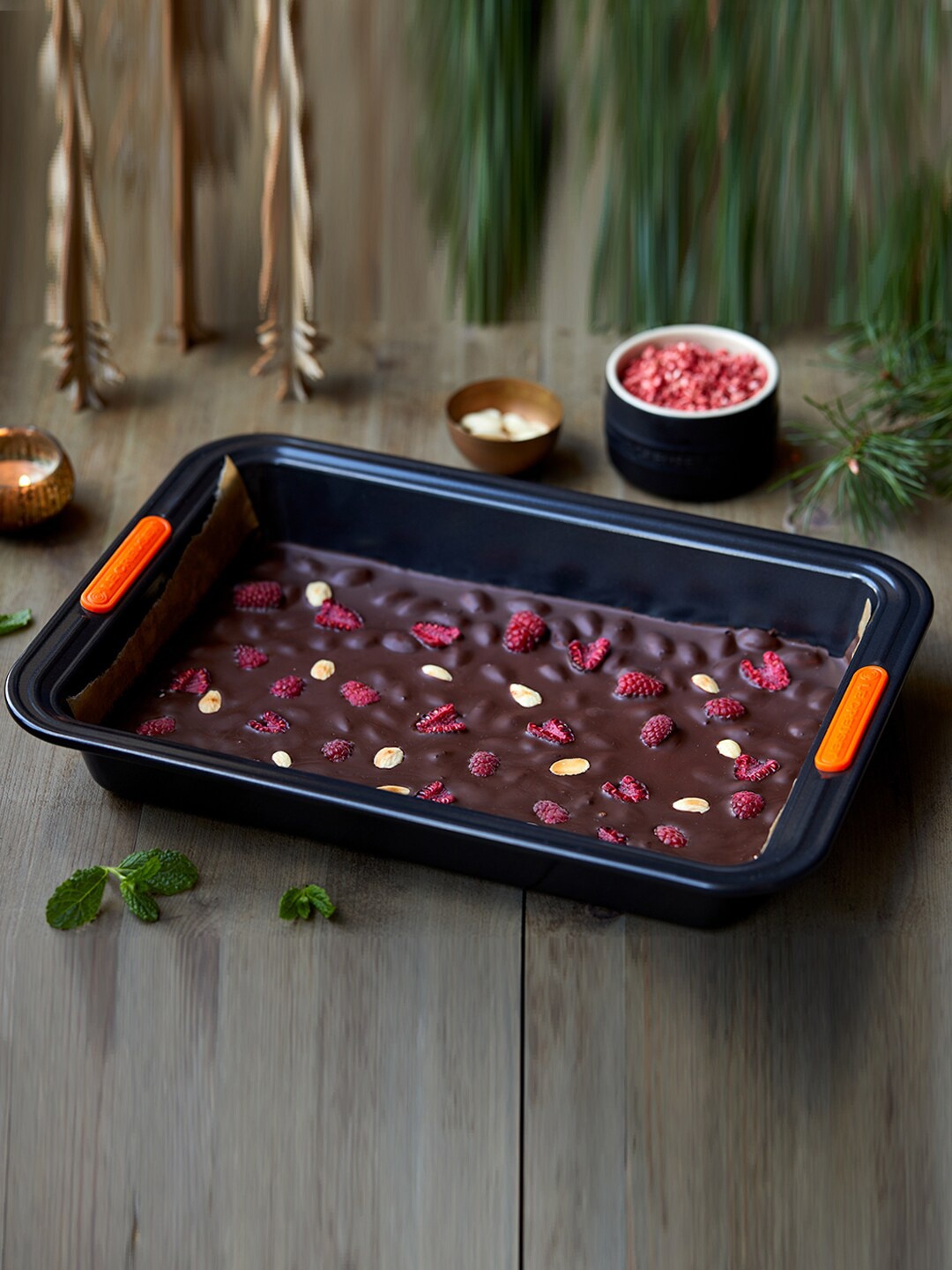 

LE CREUSET Black Solid Rectangular Cake Baking Tray