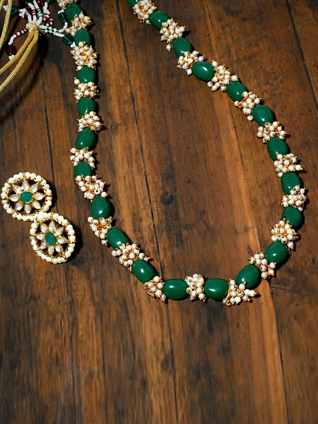 

KARATCART Gold-Plated White & Green Emerald Tumble & Pearl Beaded Handcrafted Jewellery Set