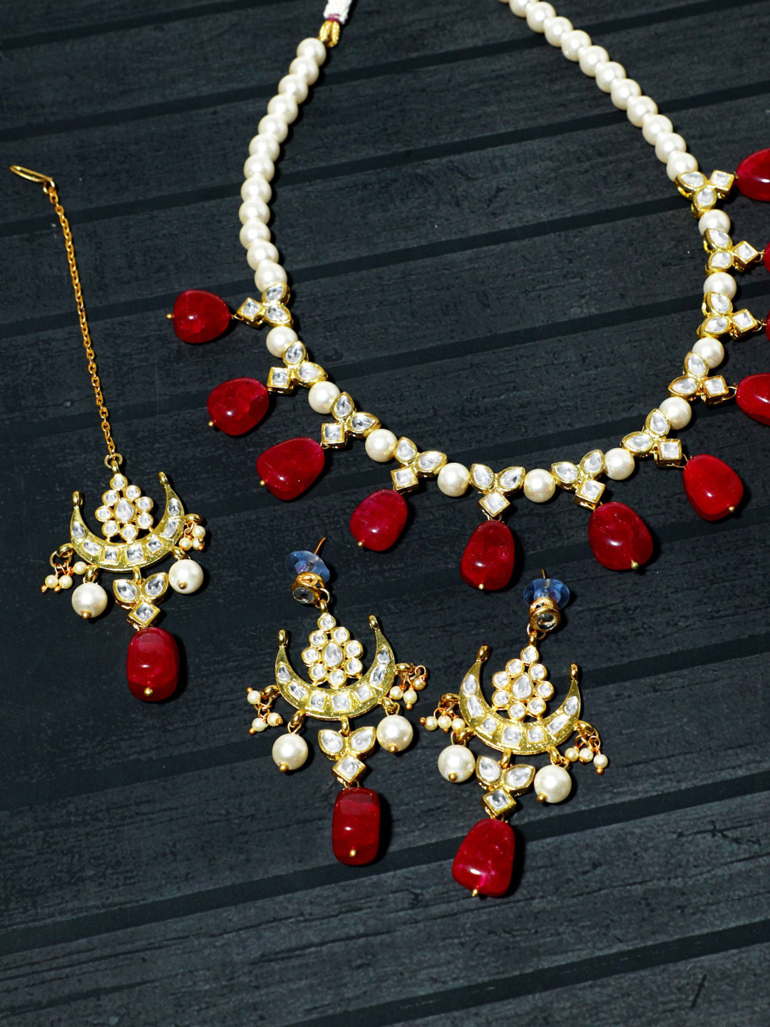 

KARATCART Gold-Plated White & Red Kundan-Studded & Pearl-Beaded Handcrafted Jewellery Set