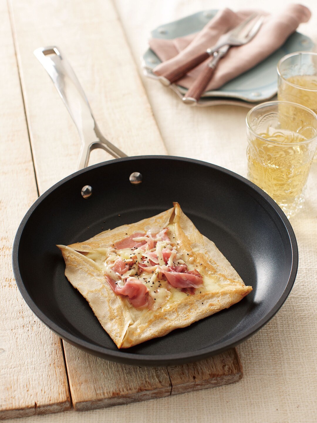 

LE CREUSET Black Solid Shallow Fry Pan