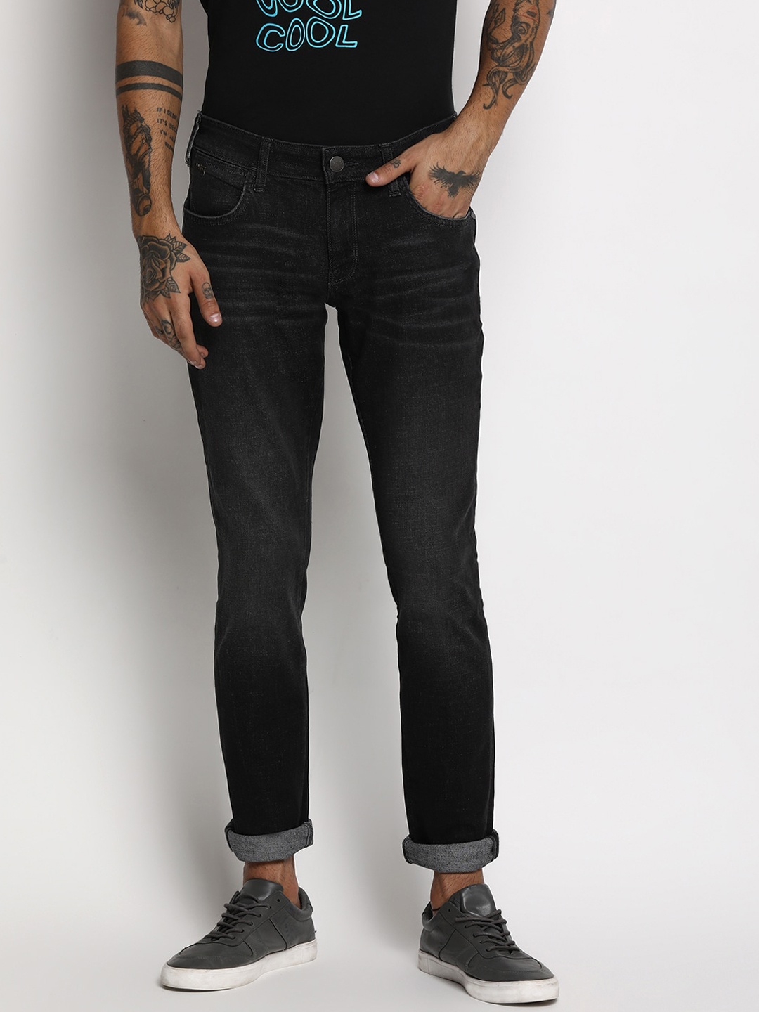 

Wrangler Men Black Slim Fit Low-Rise Light Fade Jeans