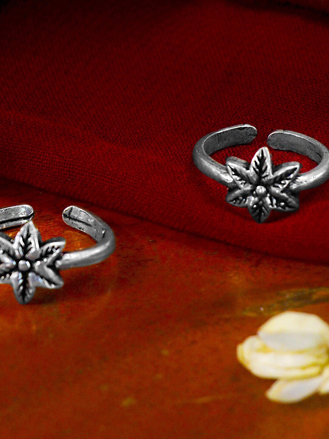 

TEEJH Set Of 2 Oxidised Silver-Toned Star Embossed Toe Rings