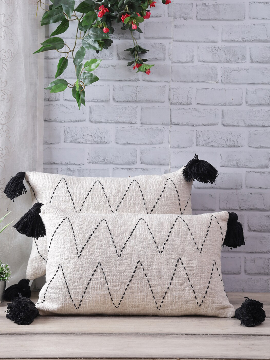 

eyda Set Of 2 Cream-coloured & Black Embroidered Rectangle Cushion Covers