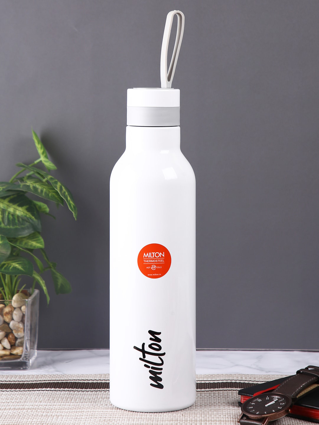 

Milton White & Black Solid Stainless Steel Smarty-600 Thermosteel Water Bottle Hot & Cold Vacuum Insulated Flask 490 ML