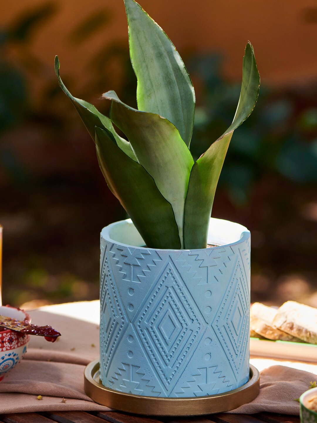 

Chumbak Green & Gold-Coloured Carved Planter