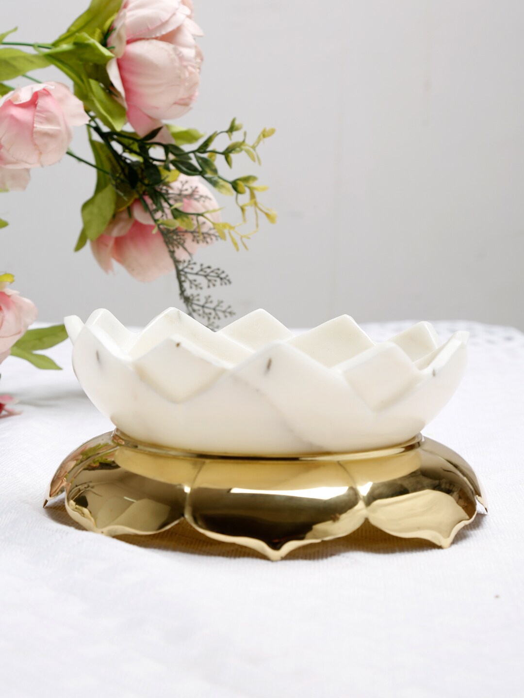 

Fabindia White & Gold-Toned Marble Brass Decorative Bowl