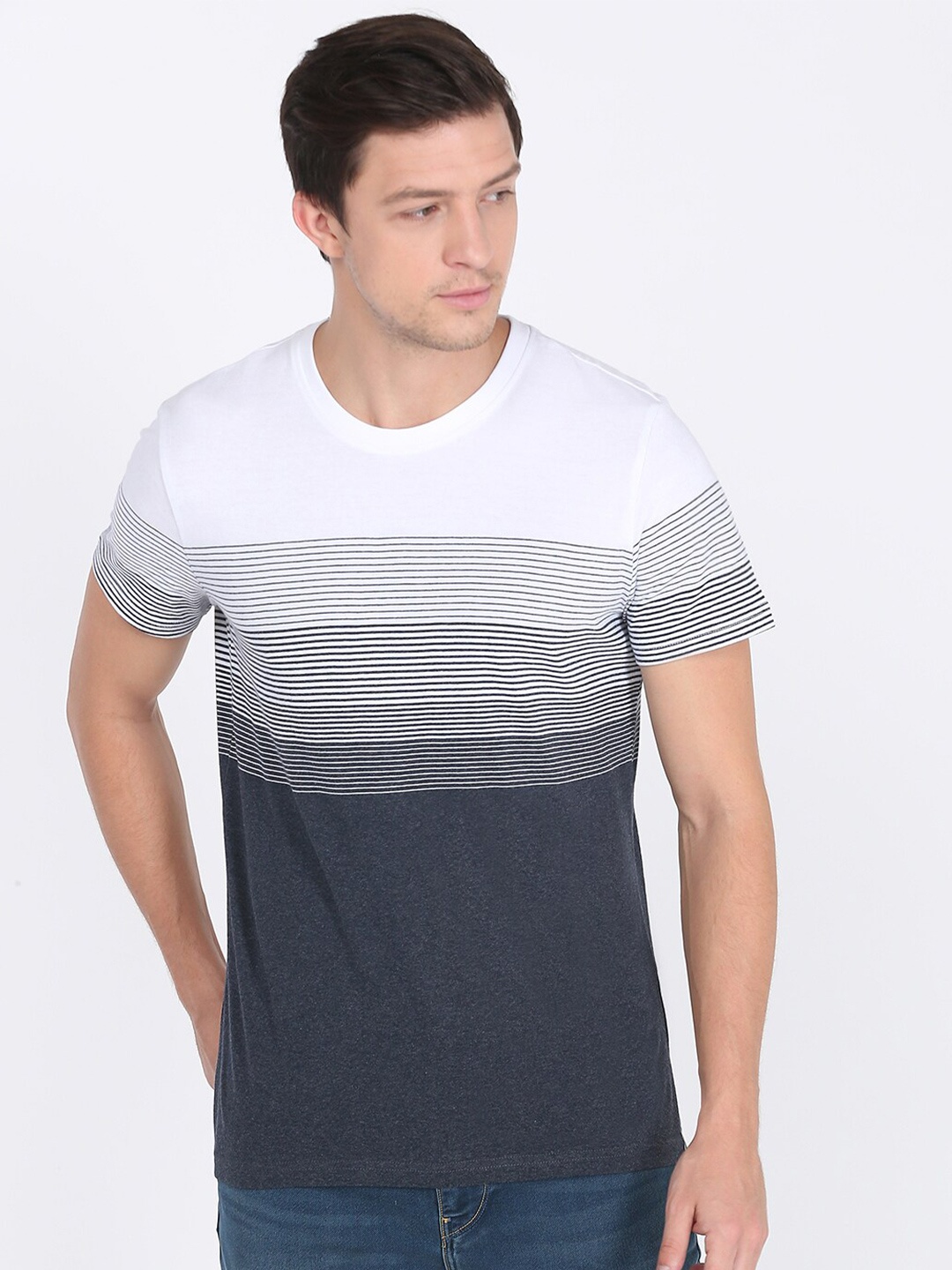 

Lee Men White & Grey Striped Cotton T-shirt