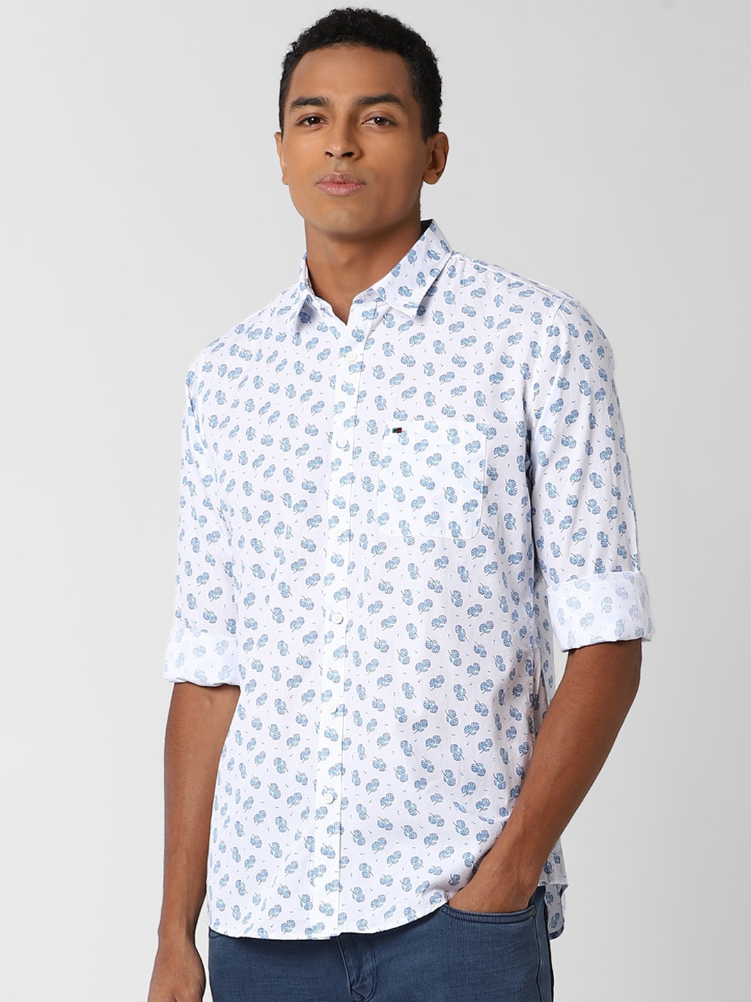 

Peter England Casuals Men Blue & White Slim Fit Floral Printed Cotton Casual Shirt