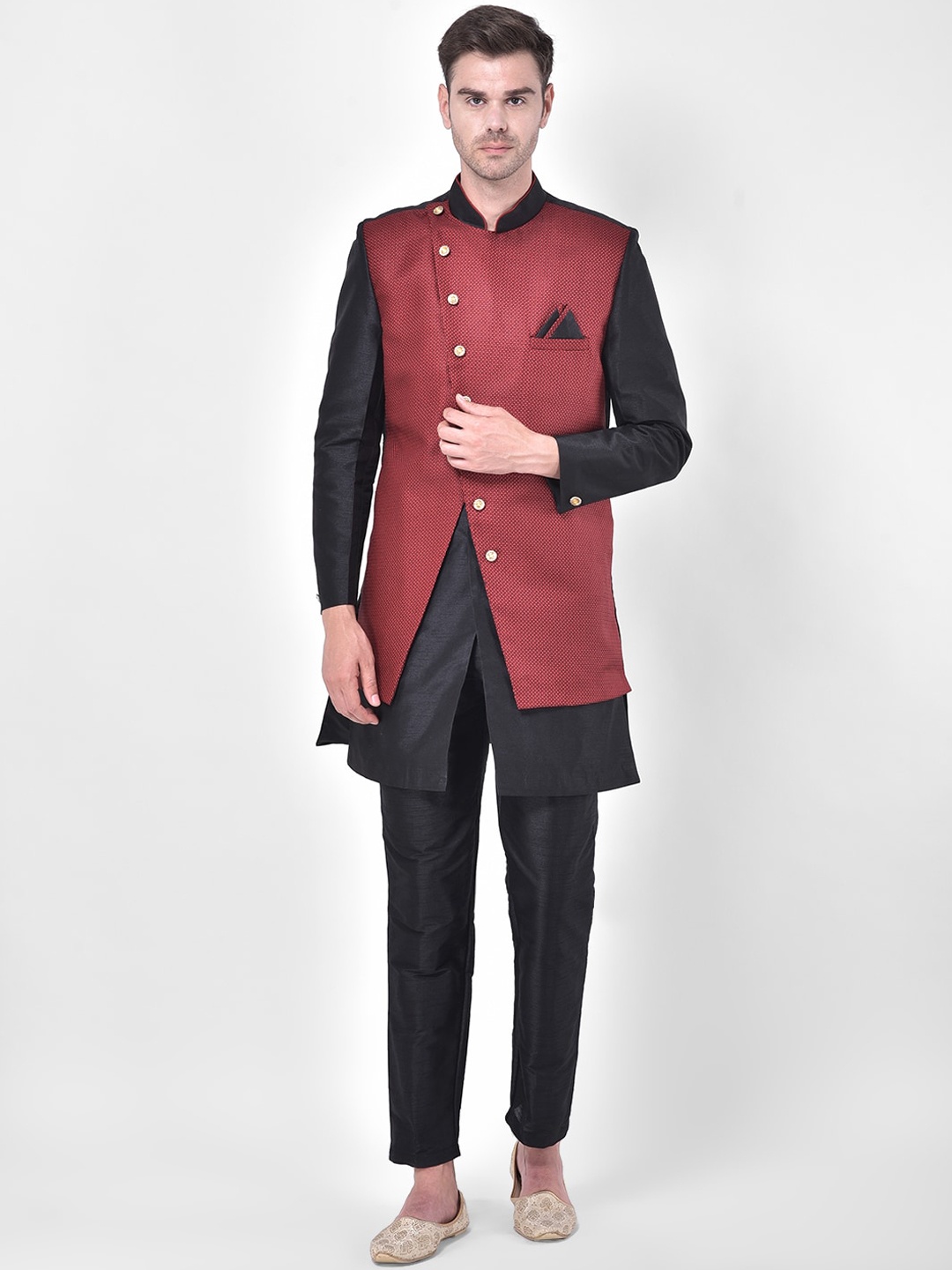 

SG RAJASAHAB Men Red & Black Printed Sherwani Set