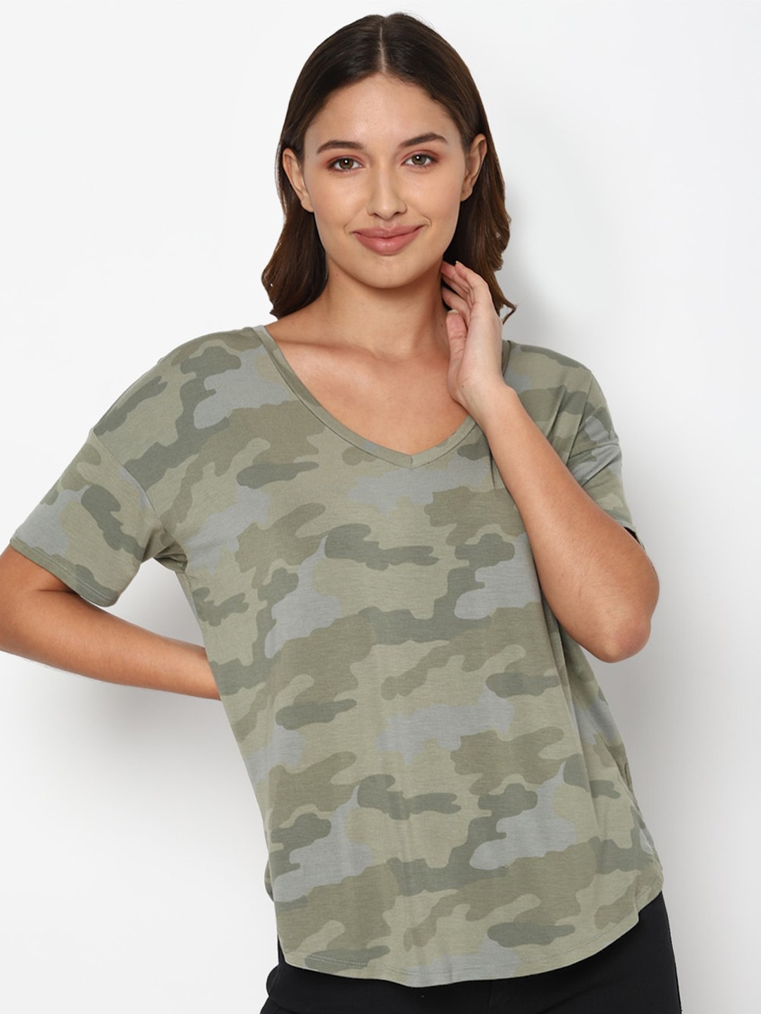 

AMERICAN EAGLE OUTFITTERS Women Green Camouflage Printed V-Neck T-shirt