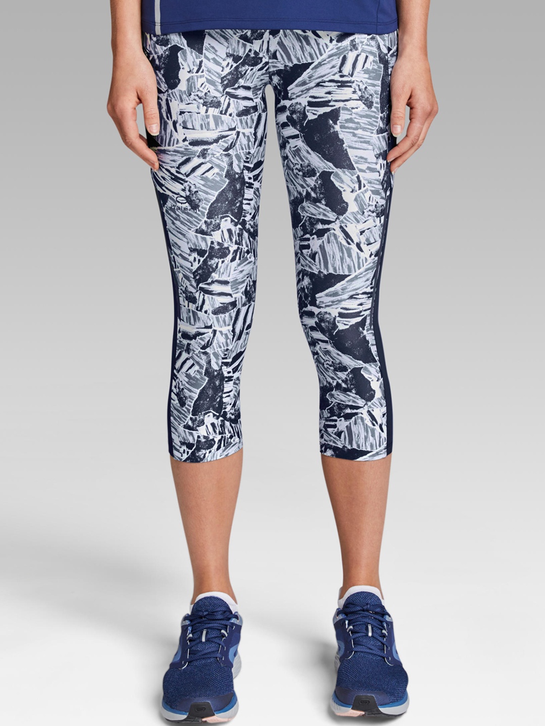 

KIPRUN By Decathlon Women Blue & White Printed Running Leggings