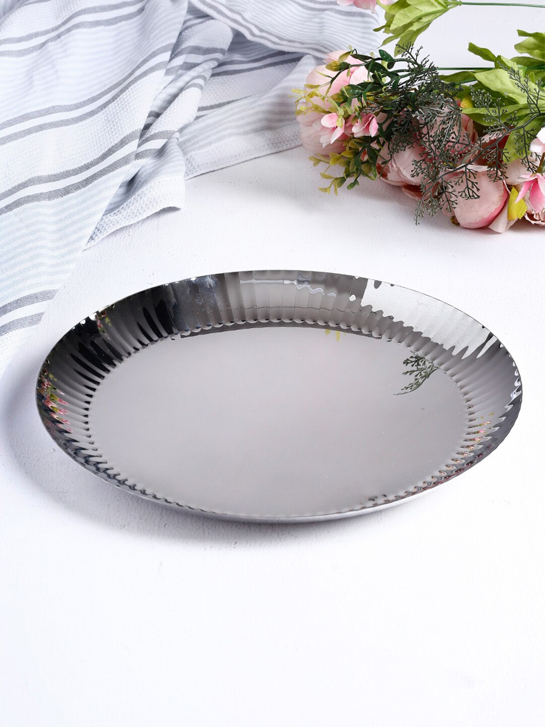 

ARTTDINOX Silver-Toned Stainless Steel Glossy Rhythm Garden Plate