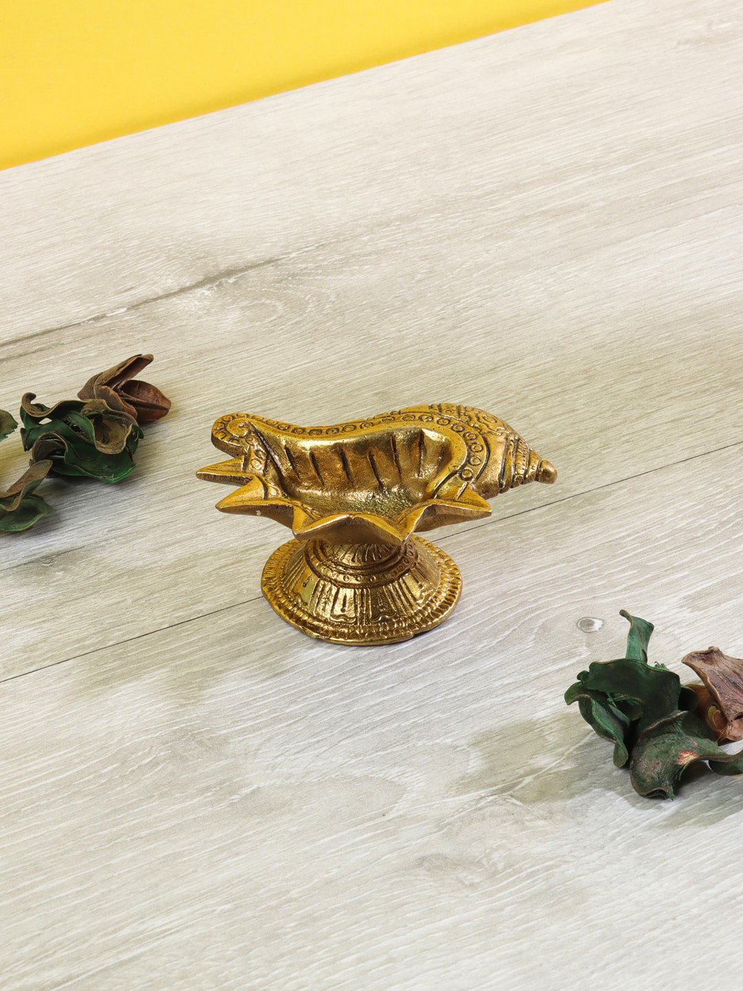 

Aapno Rajasthan Brown Shankh Brass Diya