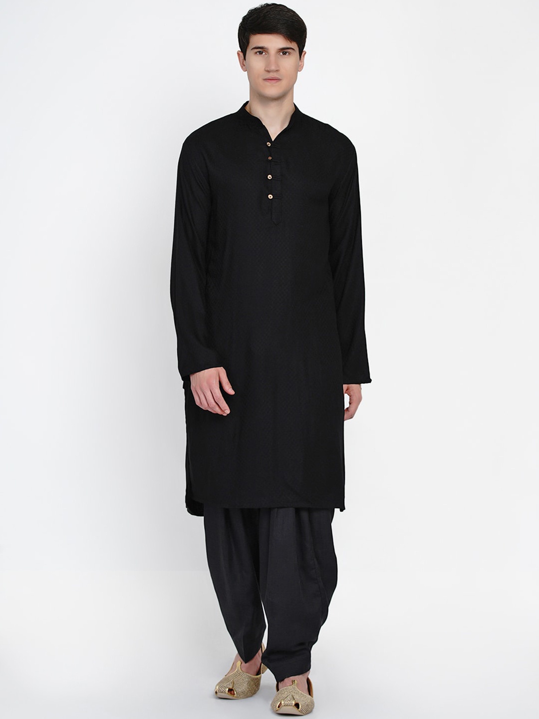 

Baawara By Bhama Men Black Pleated Pure Cotton Kurta with Salwar