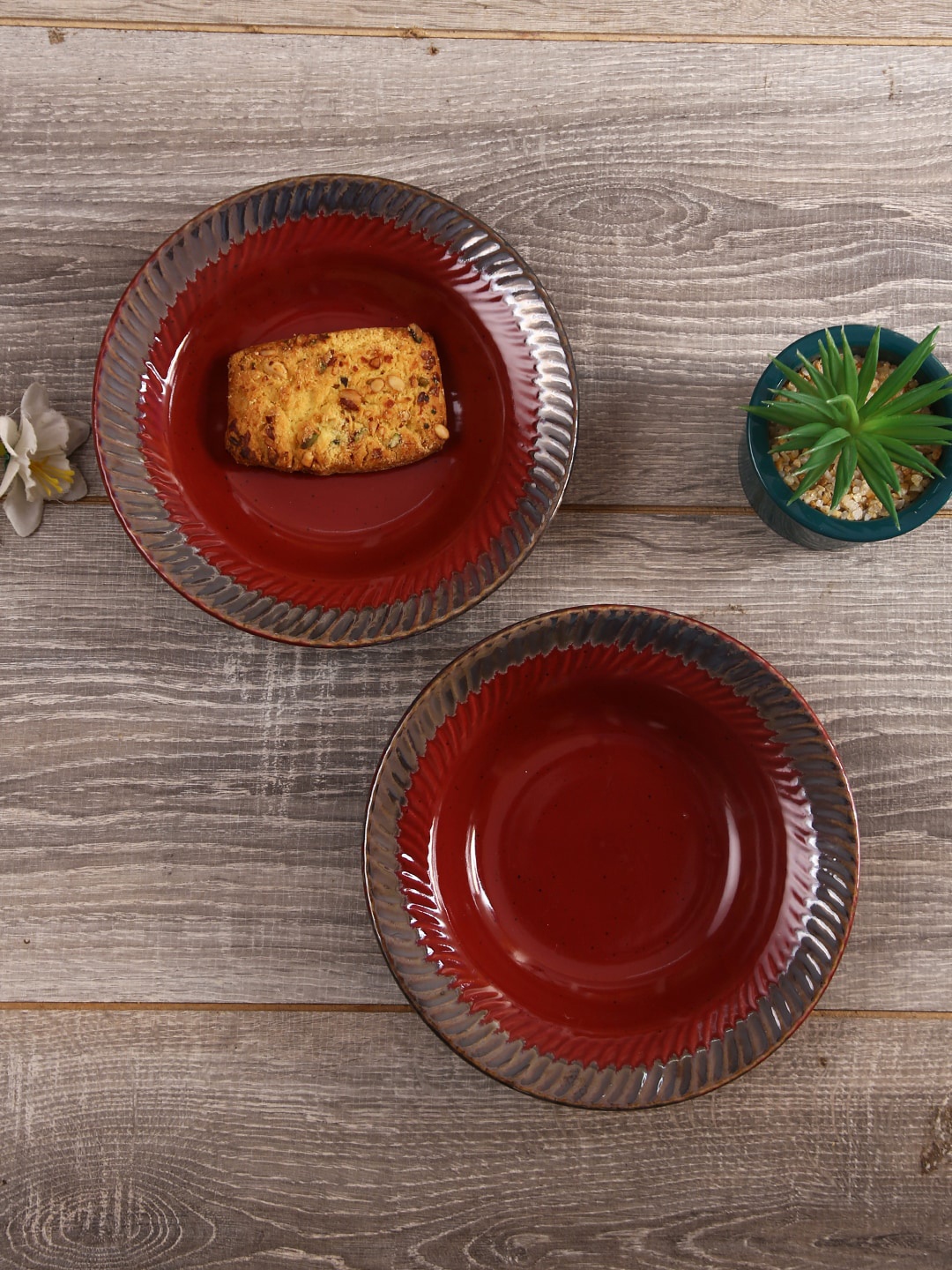 

Aapno Rajasthan Set Of 2 Red & Grey Ceremic Platters