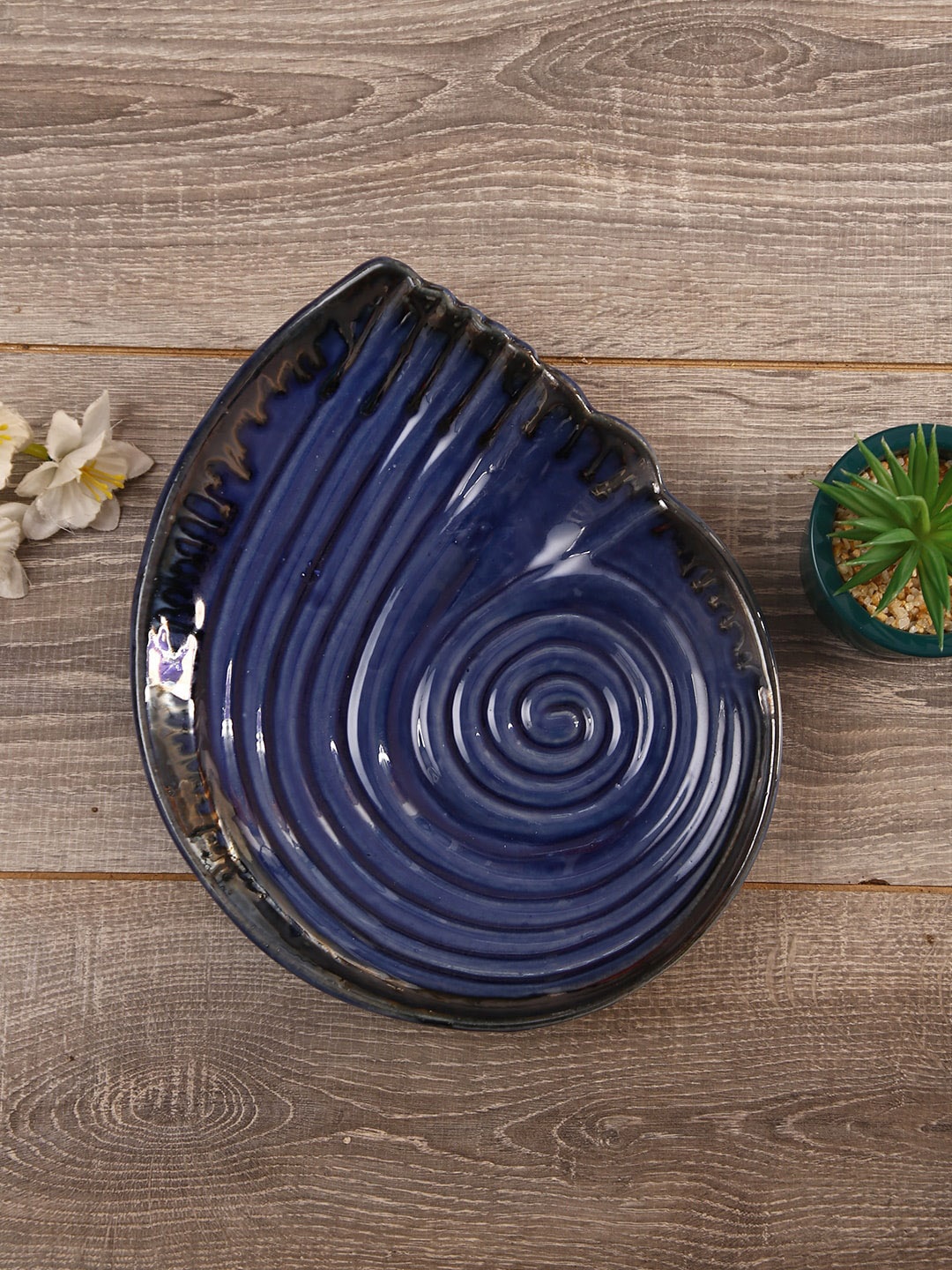 

Aapno Rajasthan Blue Spiral Texture Sea Shell Platter