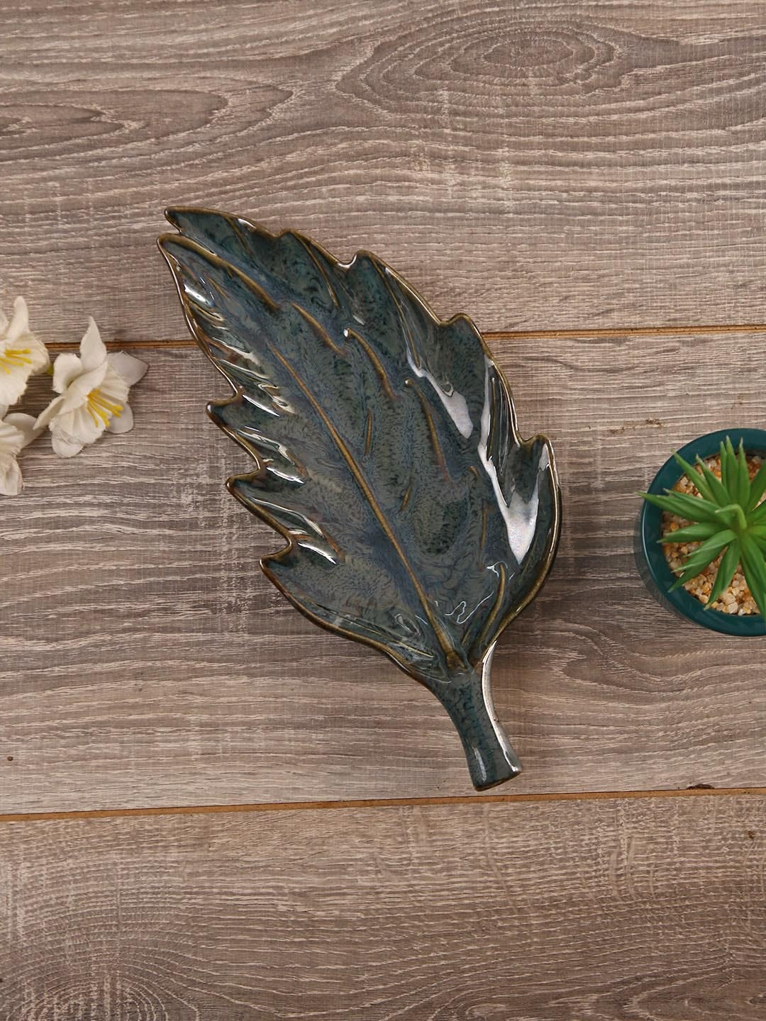 

Aapno Rajasthan Grey & Brown Leaf Structure Cutwork Platter