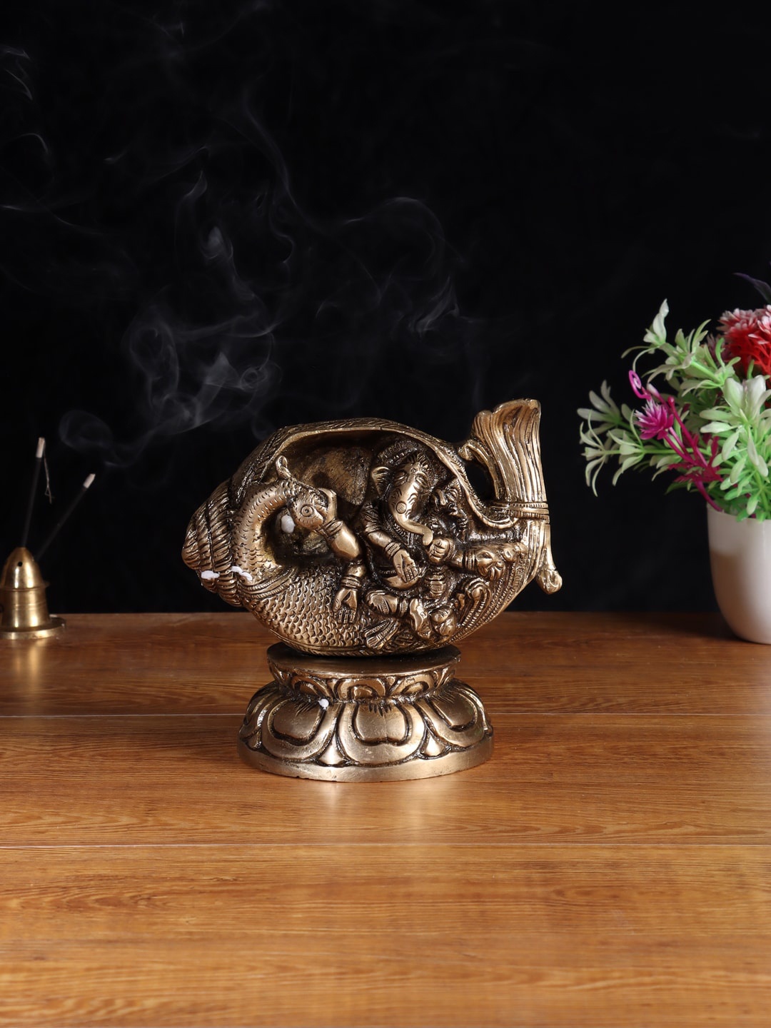 

Aapno Rajasthan Brown Lord Ganesha in Conch Brass Showpiece