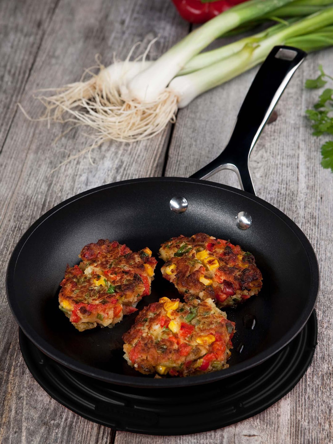 

LE CREUSET Black Textured Round Cool Tool