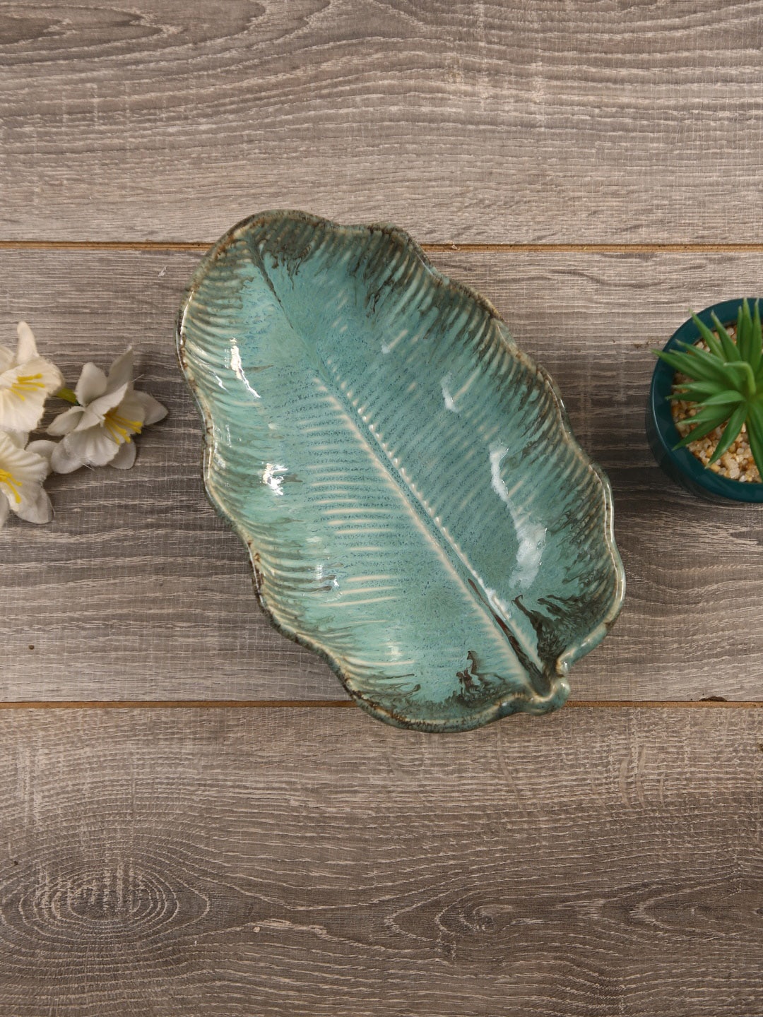 

Aapno Rajasthan Green Solid Leaf Ceramic Platter