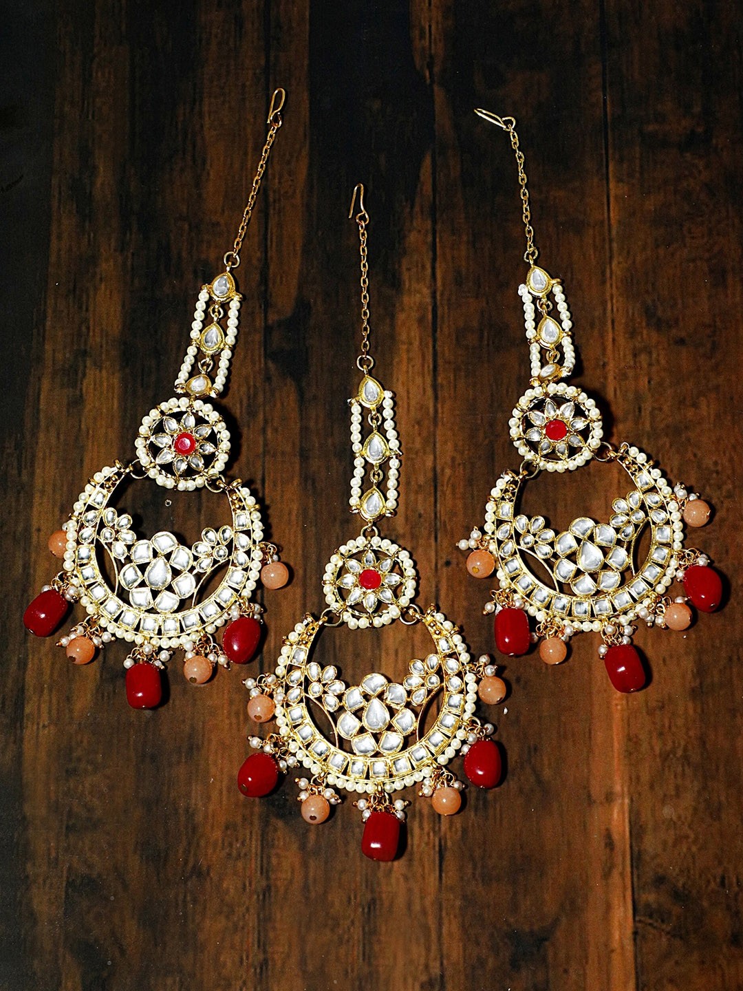 

KARATCART Gold-Plated Red & White Kundan-Studded & Beaded Handcrafted Jewellery Set