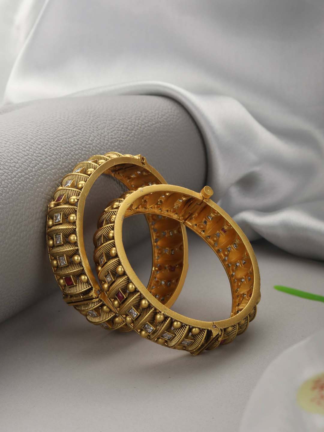 

Priyaasi Set Of 2 Gold-Plated White Kundan-Studded Handcrafted Bangles