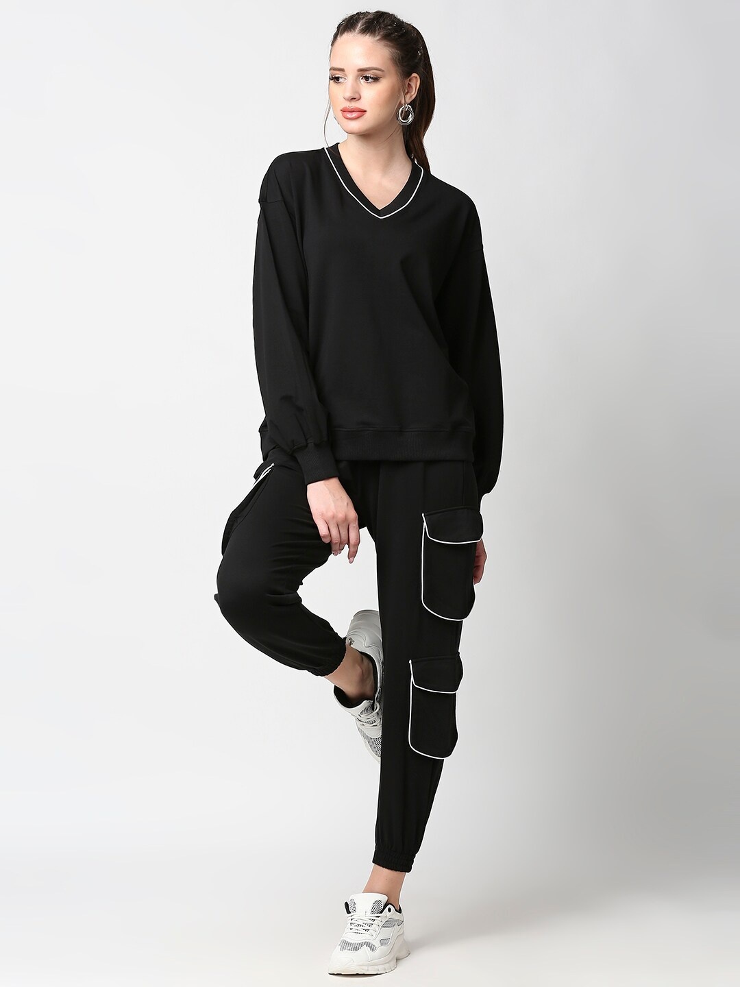 

ANWAIND Women Black & White Top with Joggers