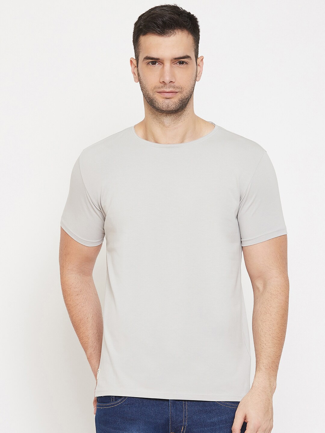 

QUBIC Men Grey Solid Round Neck T-shirt