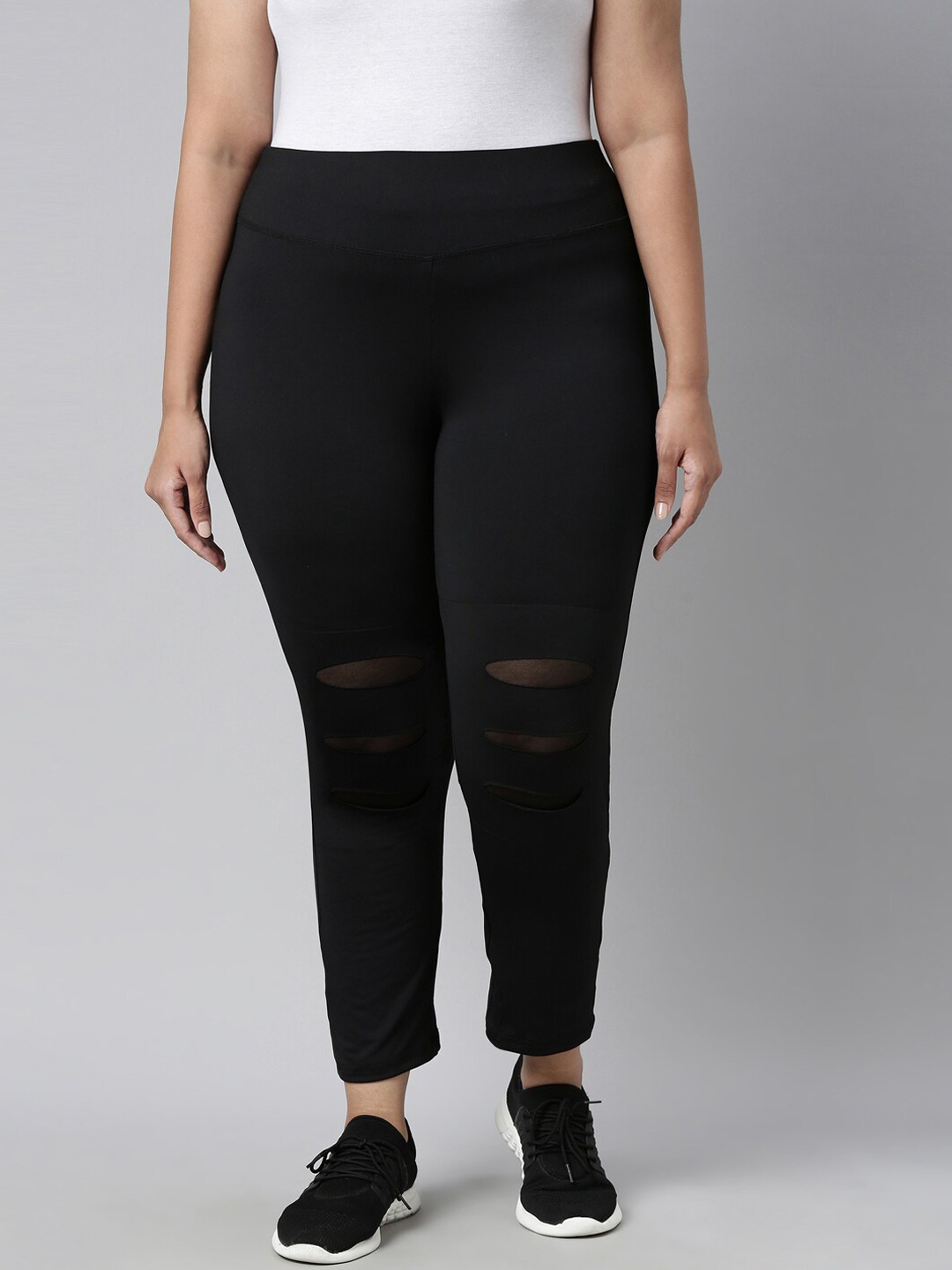 

The Pink Moon Women Black Solid Tights