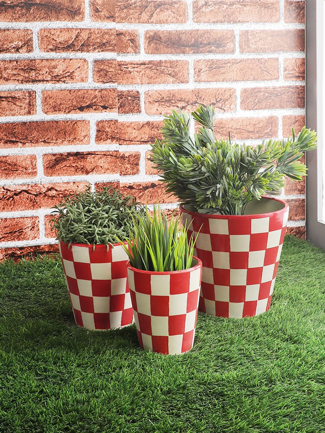

The Decor Mart Set Of 3 White & Red Checked Ceramic Planters