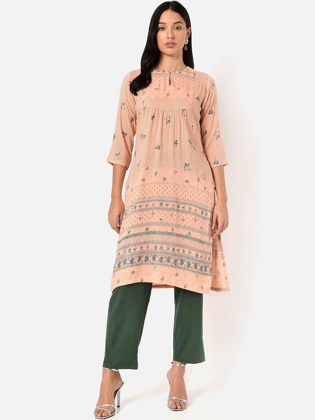 

Saaki Women Pink & Green Geometric Printed Keyhole Neck Kurta