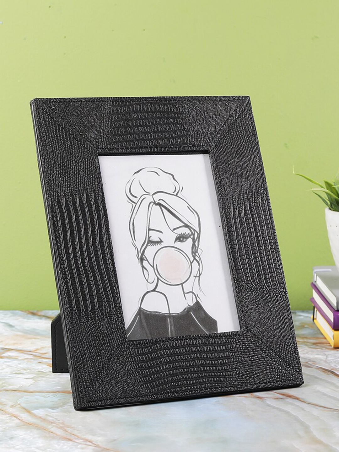 

The Decor Mart Black Textured Photo Frame