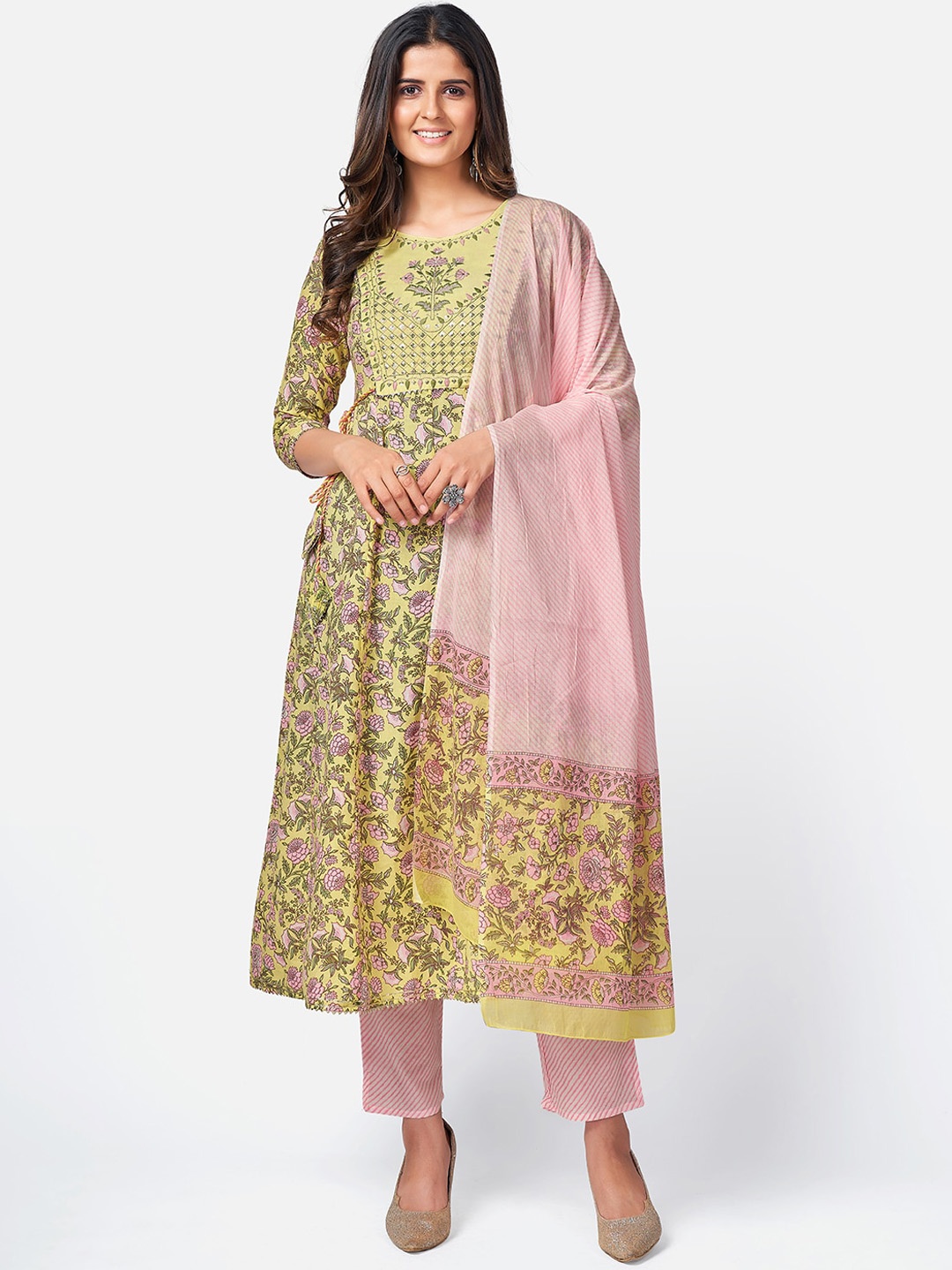 

Vbuyz Women Yellow Floral Printed Panelled Kurta with Trousers & With Dupatta