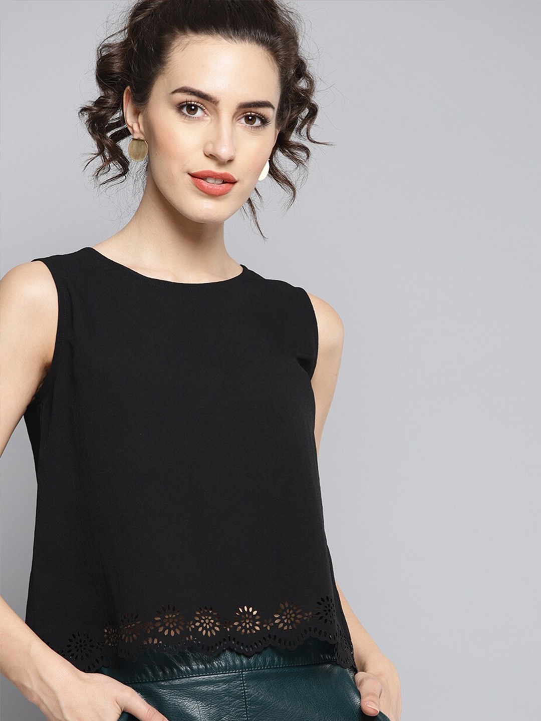 

Carlton London Black Crepe Regular Crop Top