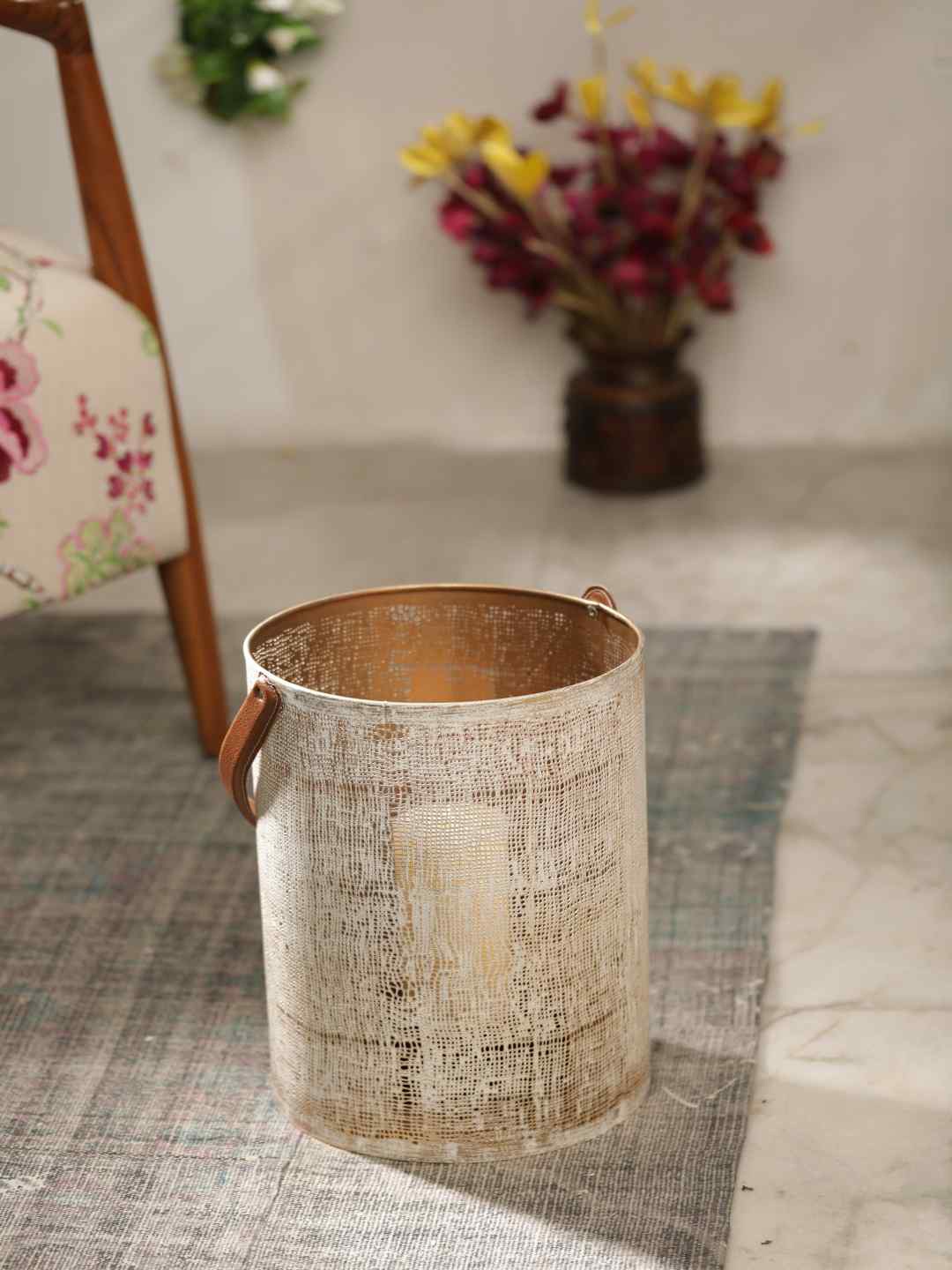 

Amoliconcepts Off White Large Distress Finish Lantern with Rope Handle