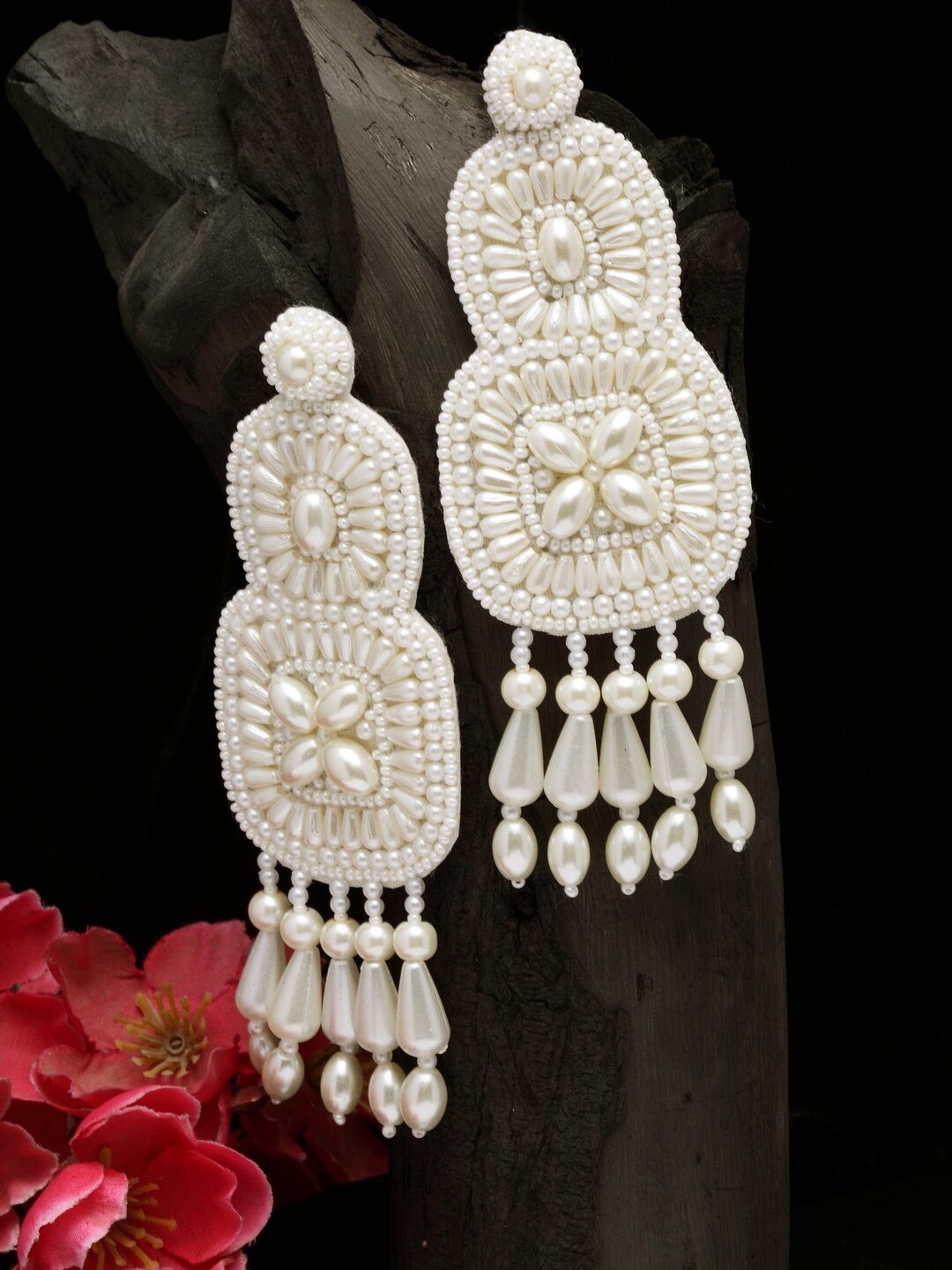 

Moedbuille Off White Contemporary Drop Earrings