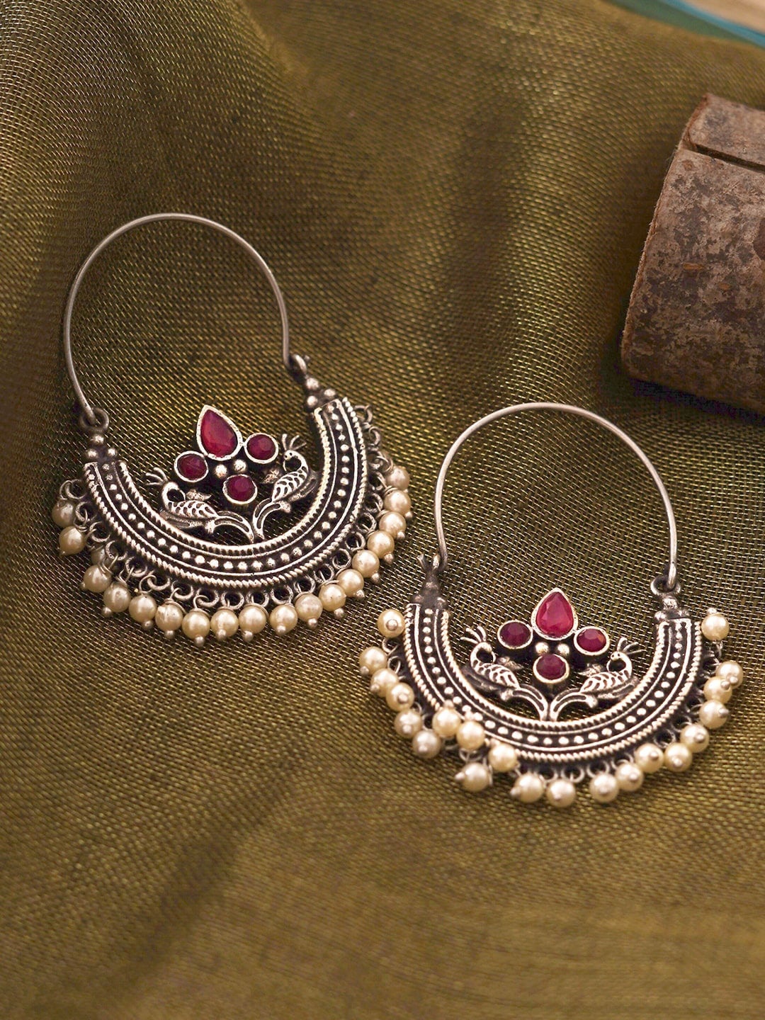 

TEEJH Silver-Plated & Off White Contemporary Drop Earrings