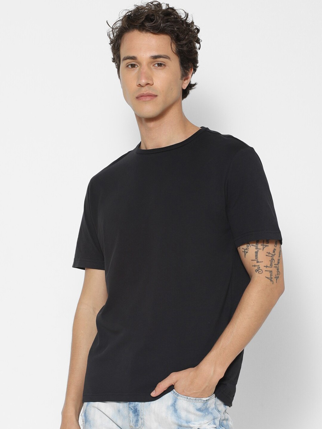

FOREVER 21 Men Black Solid Slim Fit T-shirt