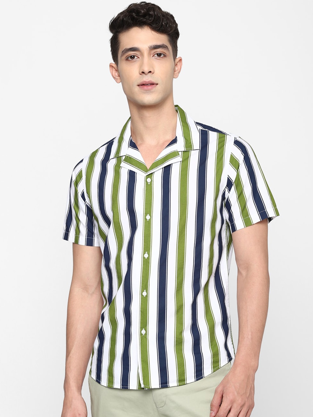 

FOREVER 21 Men White & Blue Striped Pure Cotton Casual Shirt