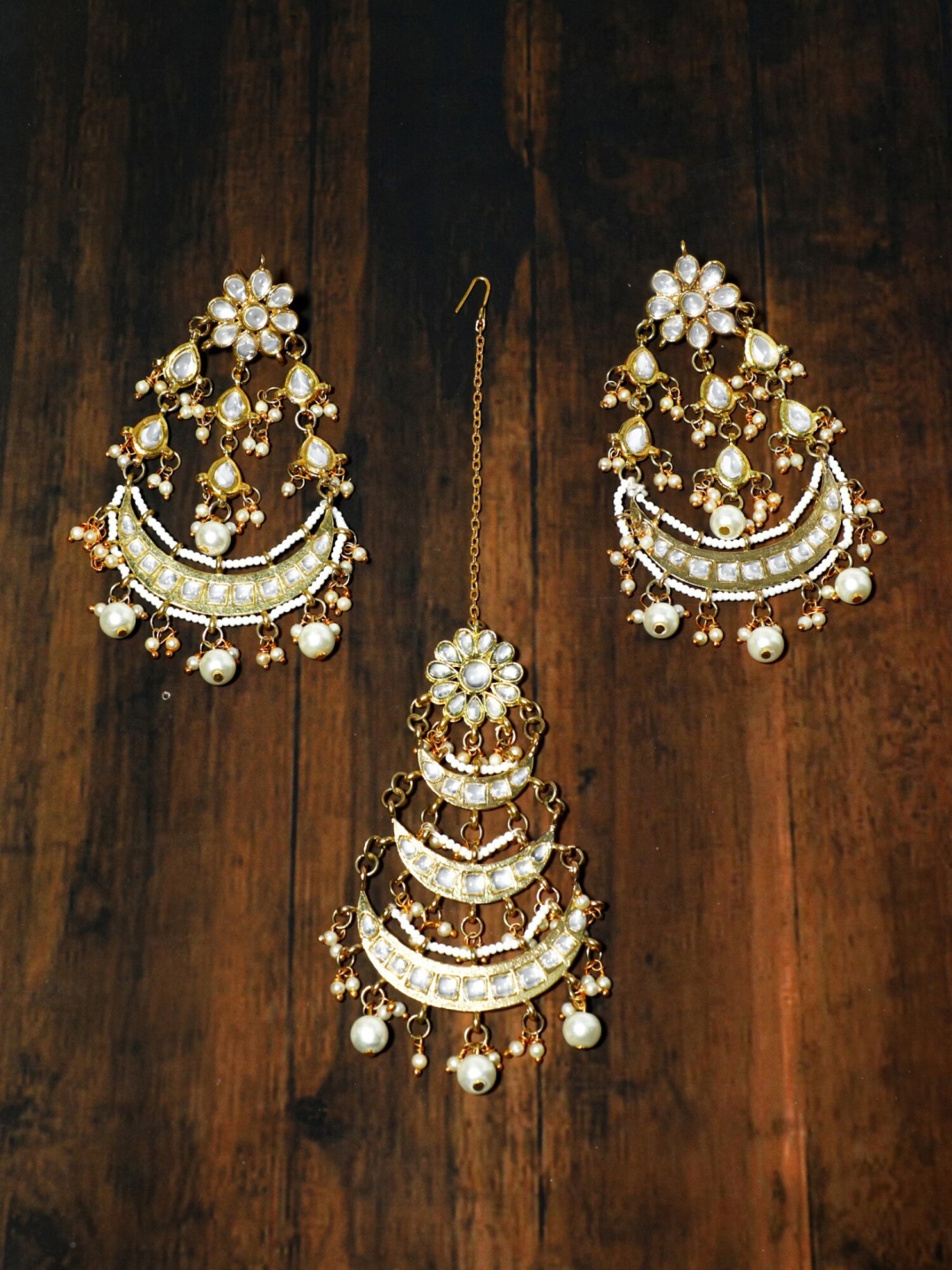

KARATCART Gold-Plated White Kundan Studded & Beaded Handcrafted Jewellery Set