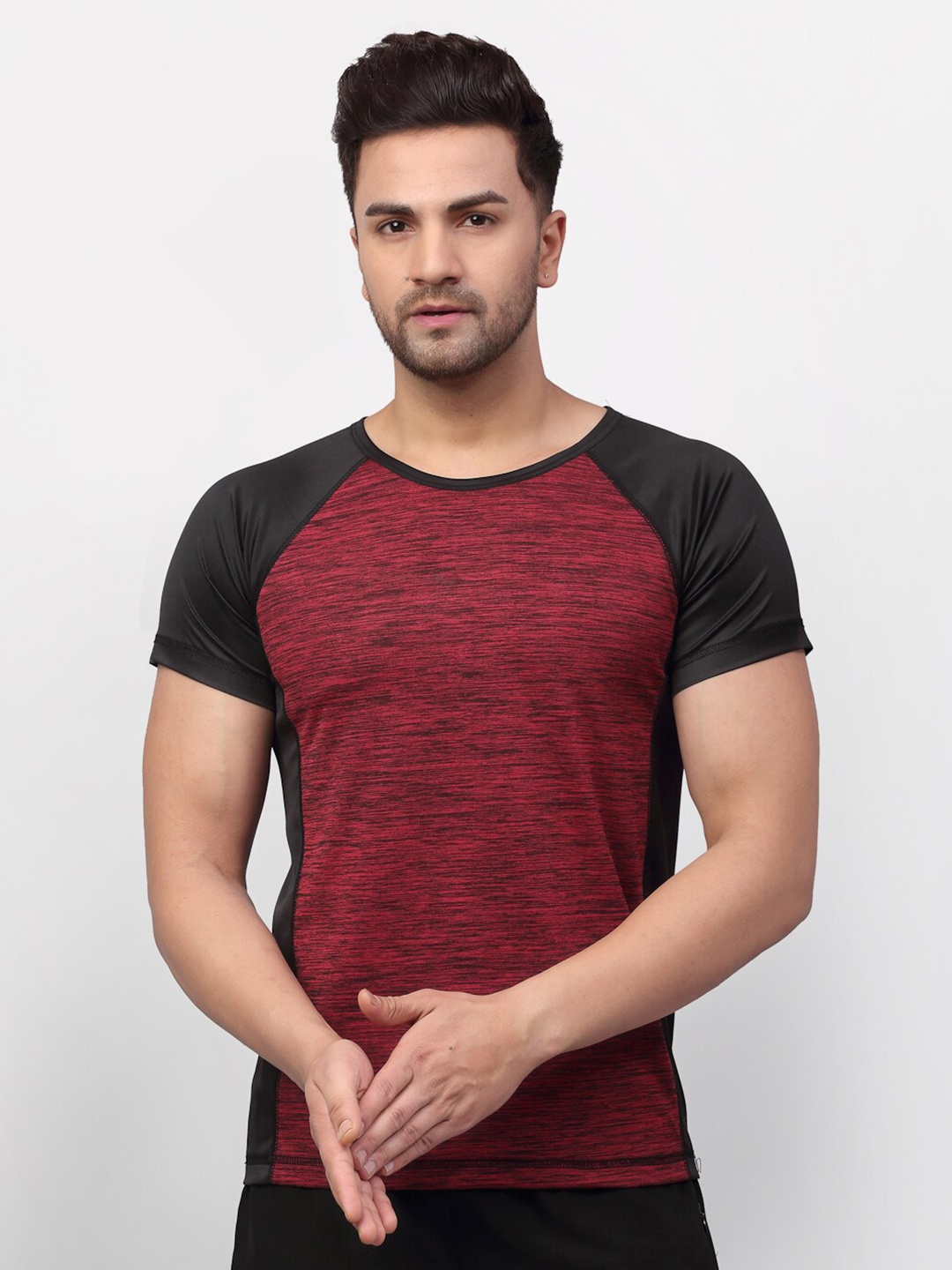 

Rigo Men Maroon & Black Colourblocked Cut & Sew Half Sleeve Active Wear T-Shirt