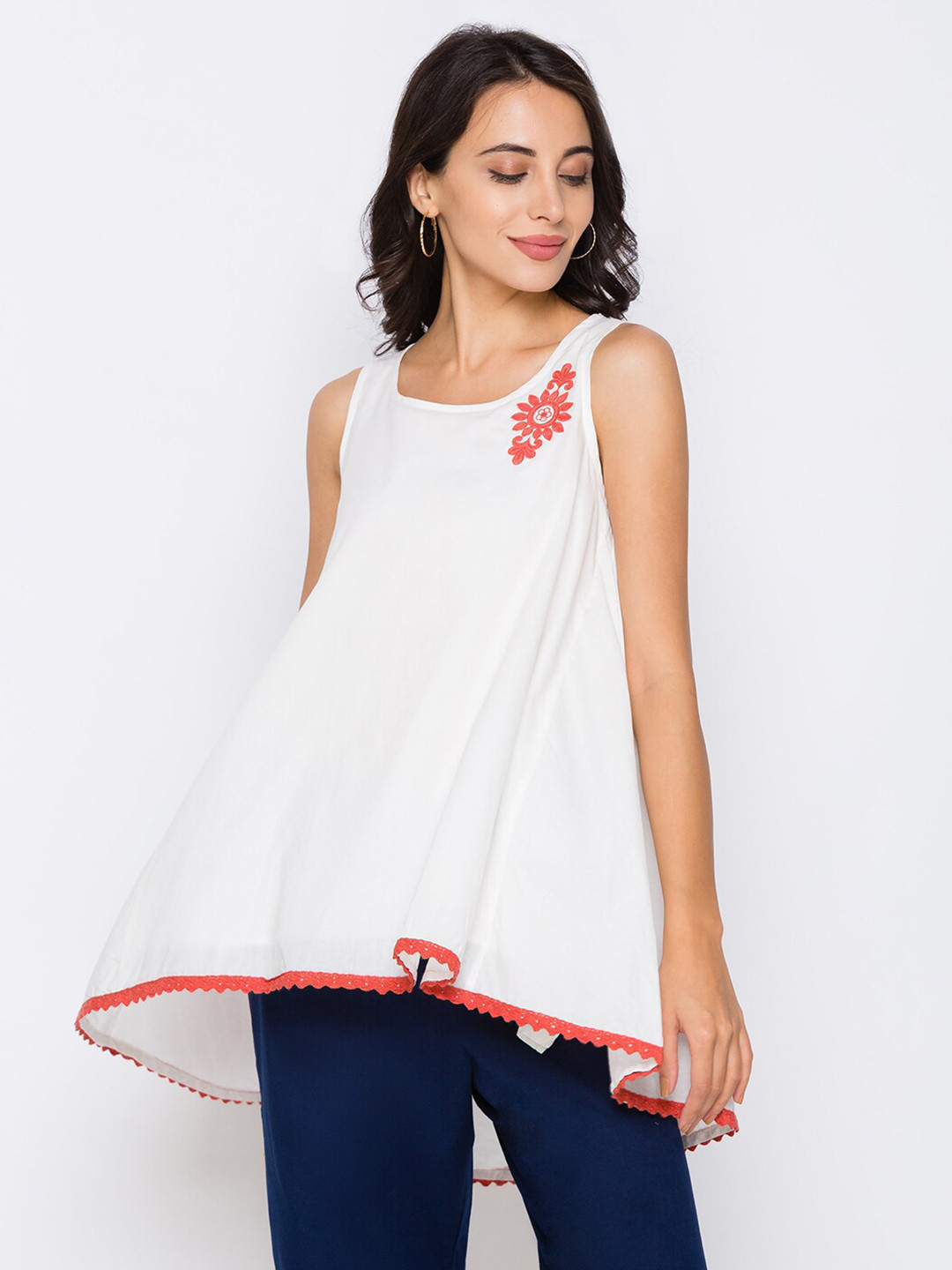 

Globus White Floral Embroidered Cotton Regular Longline Top
