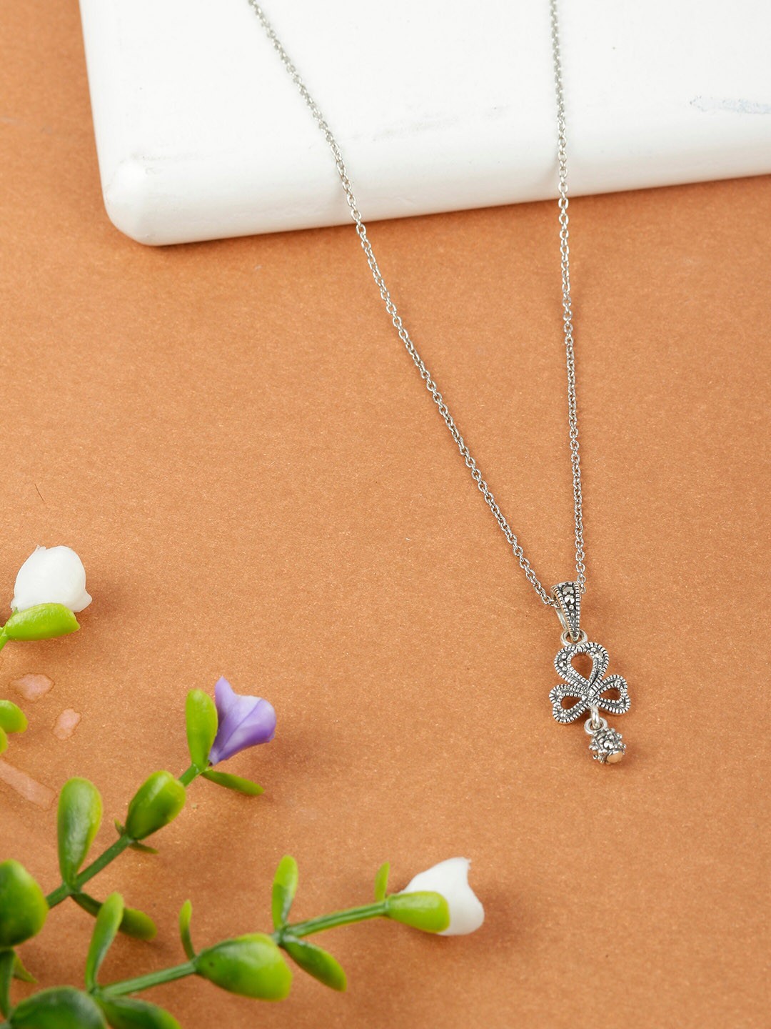 

GIVA 925 Sterling Silver Oxidised Three Leaf Clover Pendant with Box Chain