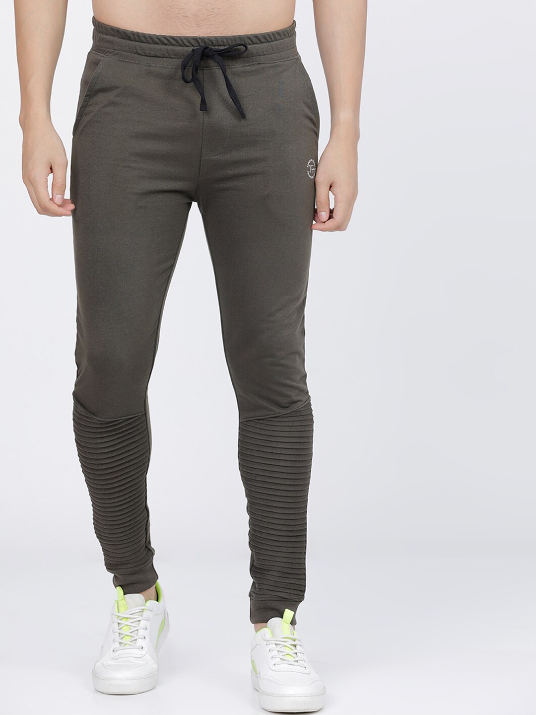 

The Indian Garage Co Men Olive-Green Solid Slim-Fit Joggers With Pleated Detailing