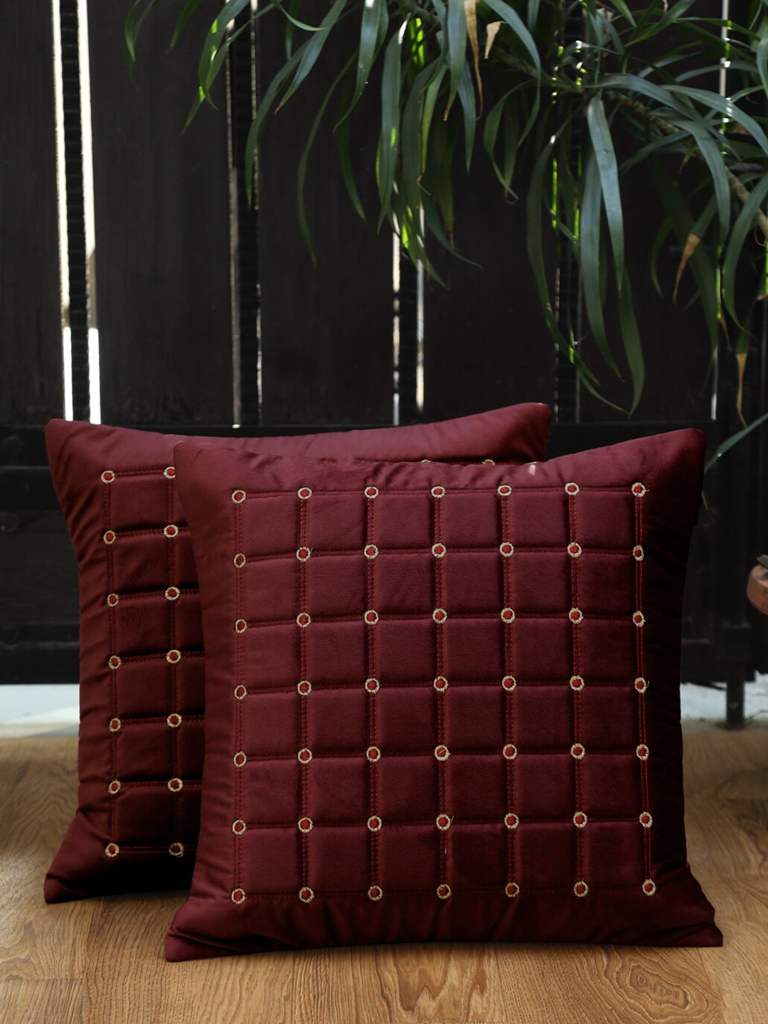 

HOSTA HOMES Set Of 2 Maroon & Gold-Toned Checked Velvet Square Cushion Covers